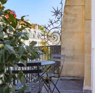 L'Europe Apartment | Parc Monceau Artist's Atelier