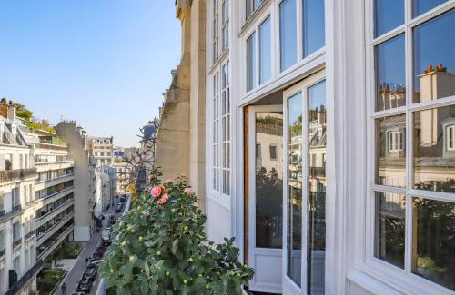 L'Europe Apartment | Parc Monceau Artist's Atelier