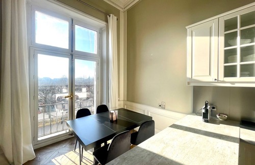Quartier de la Place-Vendome Apartment | Paris ❤️Stunning View❤️ Tuileries Garden and Louvre Apt ❤️4/5 Bdr 8/10P