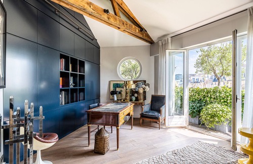 16th Arrondissement Apartment | Penthouse Offrant une vue sur la Tour Eiffel, Avec Balcons au Calme Absolu