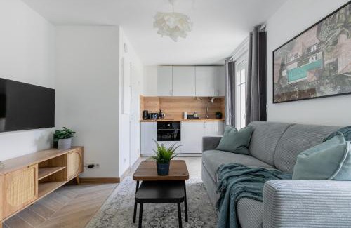 Pere Lachaise Apartment | Play ping pong in your magical garden in Paris