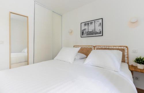 Pere Lachaise Apartment | Play ping pong in your magical garden in Paris