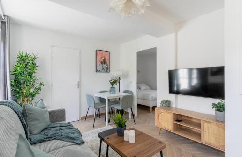 Pere Lachaise Apartment | Play ping pong in your magical garden in Paris