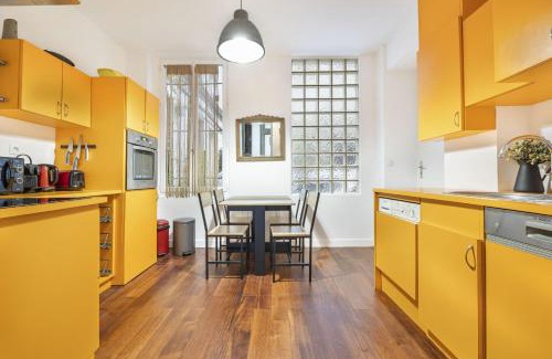 Quartier de la Folie-Mericourt Apartment | Psychedelic