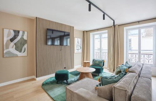 Saint-Merri Apartment | Residence beaubourg by Studio prestige