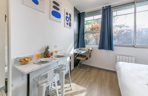 15th Arrondissement Apartment | Tour Eiffel - Saint-Charles 17: Apt. for 2
