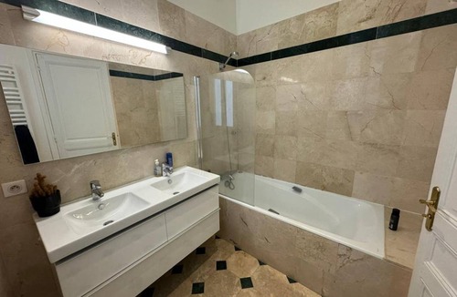 16th Arrondissement Resort | 300 m² Private room ∙ 1 bedroom ∙ 5 guests