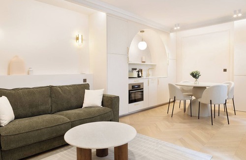 Gaillon Apartment | A Charming 1-BR/1BA with Services in Opéra