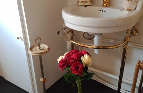 Quartier Sainte-Avoye Bed & Breakfast | Adorable and typically Parisian maid's room