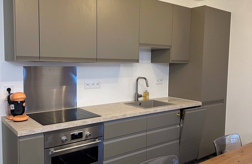 Quartier de la Folie-Mericourt Apartment | Appartement au Cœur du Marais : Un Havre Rénové Pour vos Escapades Parisiennes"