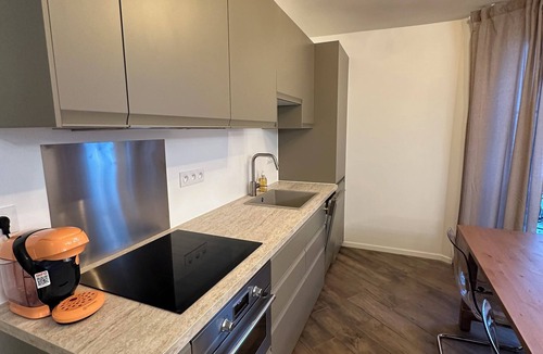 Quartier de la Folie-Mericourt Apartment | Appartement au Cœur du Marais : Un Havre Rénové Pour vos Escapades Parisiennes"