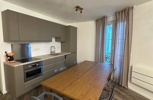 Quartier de la Folie-Mericourt Apartment | Appartement au Cœur du Marais : Un Havre Rénové Pour vos Escapades Parisiennes"