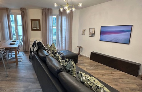 Quartier de la Folie-Mericourt Apartment | Appartement au Cœur du Marais : Un Havre Rénové Pour vos Escapades Parisiennes"