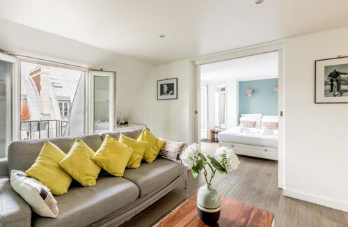 1st Arrondissement Apartment | Appartement avec vue imprenable sur le Louvre