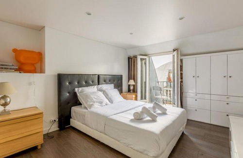 1st Arrondissement Apartment | Appartement avec vue imprenable sur le Louvre
