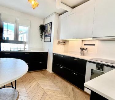 L'Europe Apartment | Appartement cosy à Paris 130 m² avec projecteur !