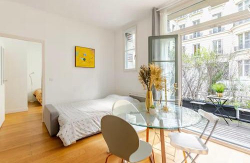 L'Europe Apartment | Beautiful apartment with terrace in Paris 8