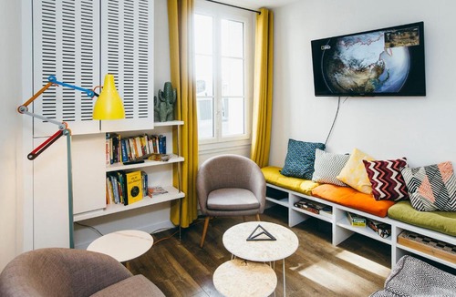 Combat Hostel | Beautiful Belleville Hôtel & Hostel