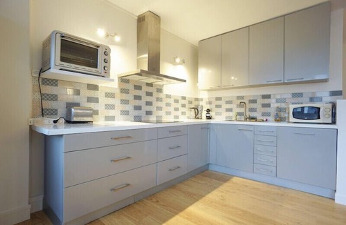 Suresnes Apartment | Beautiful new Apartment with carpark