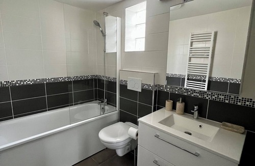 Chelles House | Bedroom with bathroom and garden in Maison Meulière