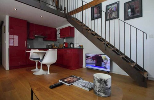 Combat Apartment | Belleville metro station