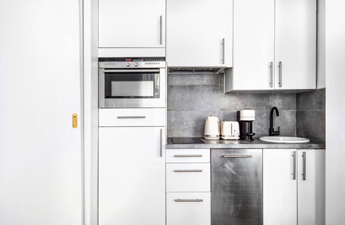 7th Arrondissement Apartment | Blueground | Invalides, intercom, nr Metro