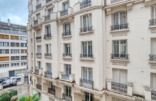 Auteuil Apartment | Blueground | La Marais, nr market & shopping