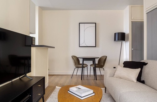 Madeleine Apartment | Blueground | Madeleine, elev, near art