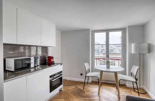 Quartier de la Place-Vendome Apartment | Blueground | Vendome/Saint Honoré, full kitchen