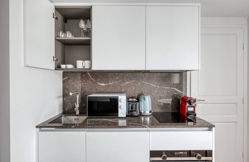 Quartier de la Place-Vendome Apartment | Blueground | Vendome/Saint Honoré, full kitchen