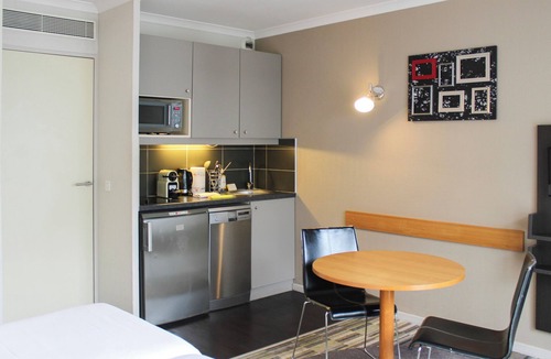 Issy-les-Moulineaux Apartment | Bright studio apartment with parking and balcony
