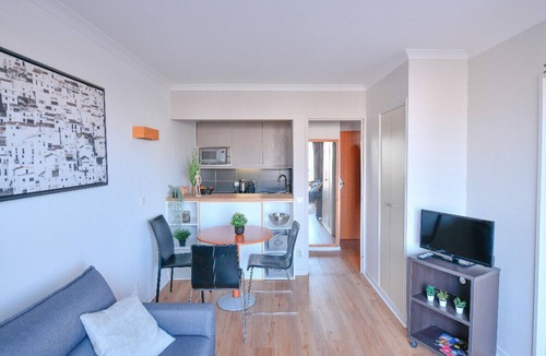 Combat Apartment | Bright with balcony at Buttes Chaumont