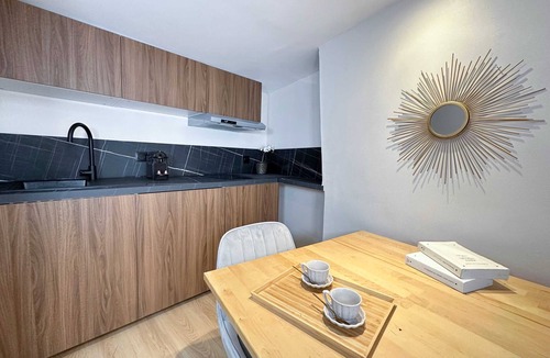 Amerique Apartment | Buttes-Chaumont: Stylish Stay in a Duplex