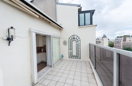 12th Arrondissement Apartment | Calm Apt. for 6, with an exquisite view over the forest LET