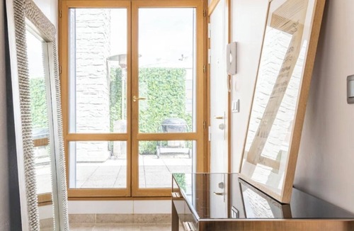 Chaillot Apartment | Champs Elysees Penthouse Eiffel View Jacuzzi