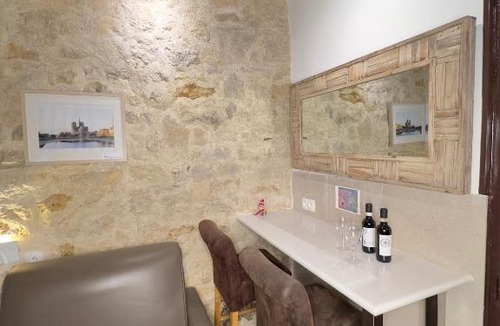 Arsenal Apartment | Charles V Flat Ground Floor