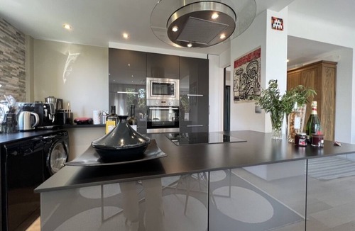Saint-Cloud Apartment | Charme Parisien en Bordure de Seine