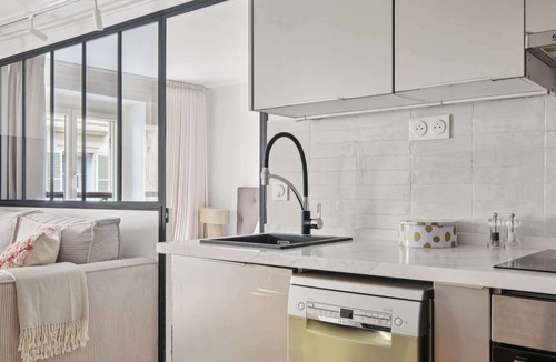 Quartier de la Place-Vendome Apartment | Charming 1BR near Louvre & Tuileries