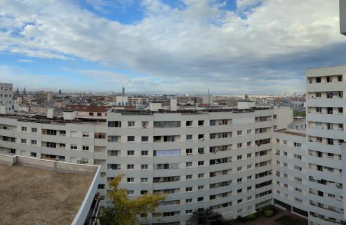Quartier de la Folie-Mericourt Apartment | Charming Studio with Eiffel View