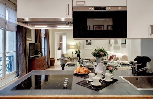 3rd Arrondissement Apartment | CHIC MARAIS RETREAT: MODERN COMFORT IN HISTORIC PARISIAN SURROUNDINGS