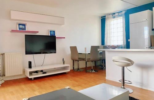 Faubourg de l'Arche Apartment | Comfortable 50 m apartment with parking