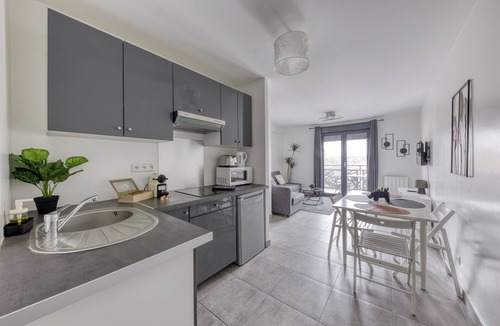 Le Perreux-sur-Marne Apartment | Cozy 1-bedroom apartment with Parking and WiFi