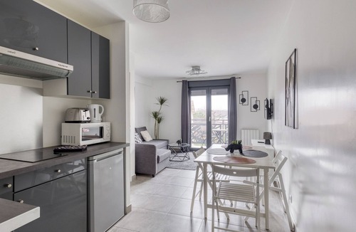 Le Perreux-sur-Marne Apartment | Cozy 1-bedroom apartment with Parking and WiFi