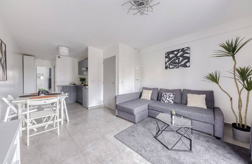 Le Perreux-sur-Marne Apartment | Cozy 1-bedroom apartment with Parking and WiFi