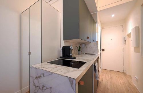 Champs-Elysees Apartment | Elegant Studio Avenue Montaigne
