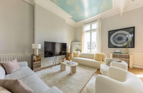 Chaillot Apartment | Exceptional Eiffel Tower Gem 4BED 8P in Trocadero