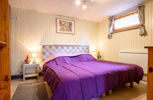 Walbach Bed & Breakfast | Guest Room 'La Châtelaine - Pinot Noir' with Mountain View, Shared Terrace & Wi-Fi