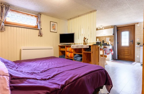 Walbach Bed & Breakfast | Guest Room 'La Châtelaine - Pinot Noir' with Mountain View, Shared Terrace & Wi-Fi