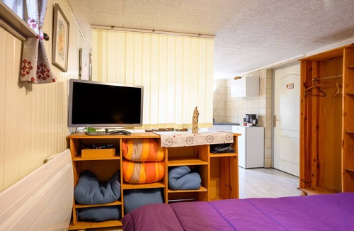 Walbach Bed & Breakfast | Guest Room 'La Châtelaine - Pinot Noir' with Mountain View, Shared Terrace & Wi-Fi