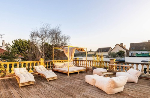 Epinay-sur-Seine Villa | GuestReady - Serene Retreat with Poolside Bliss
